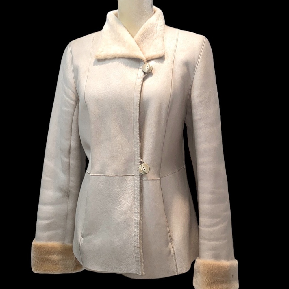 Bloomingdale’s genuine 💯 Lambskin shearling lined jacket. Vintage. Size Small.